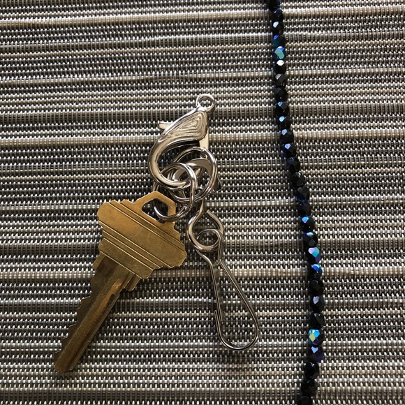 Earrings with key/badge wristlet or bracelet - Picture 7 of 8